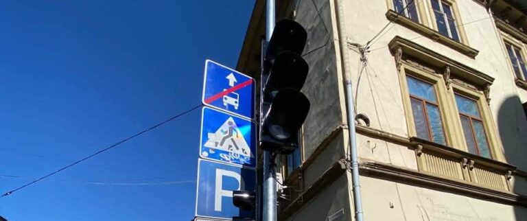 Не пройшло й трьох років: на Січових Стрільців нарешті встановили новий світлофор (ФОТО)