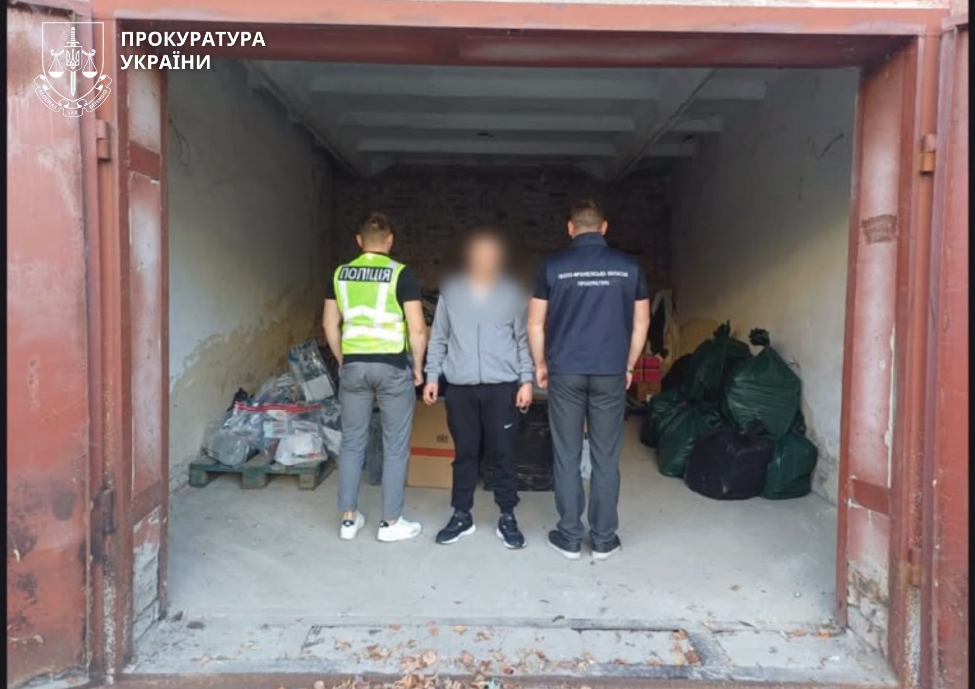 На Прикарпатті затримали калушанина, який неегально продавав сигарети, алкоголь та зброю (ФОТО)