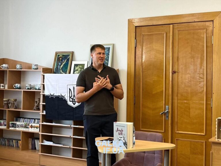 «Книга-вакцинація»: у Франківську колишній військовополонений Олексій Ануля презентував «Jingle Bellz» (ФОТО)