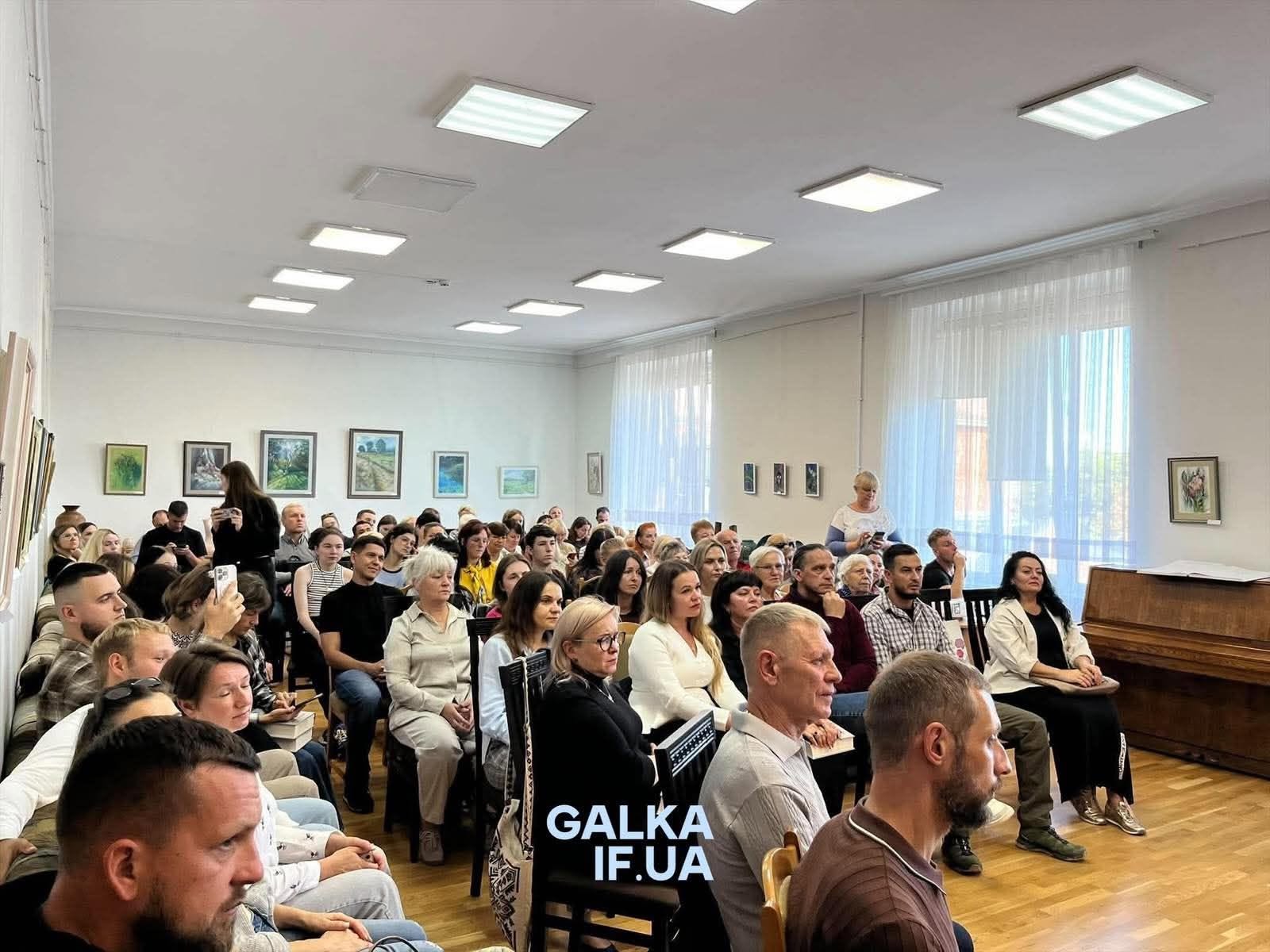 «Книга-вакцинація»: у Франківську колишній військовополонений Олексій Ануля презентував «Jingle Bellz» (ФОТО)