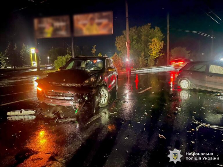 У Франківську зіткнулися Porsche Cayenne та Kia: травмувалися двоє юних пасажирів (ФОТО)