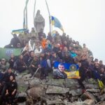 На вершині Хом’яка підняли прапор із іменами полеглих та зниклих безвісти нацгвардійців з Прикарпаття (ФОТО)