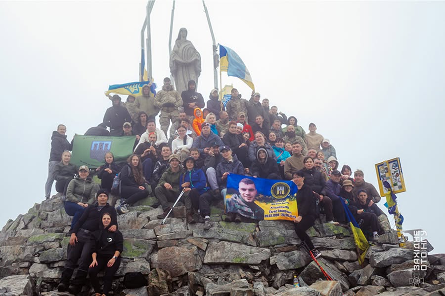 На вершині Хом’яка підняли прапор із іменами полеглих та зниклих безвісти нацгвардійців з Прикарпаття (ФОТО)