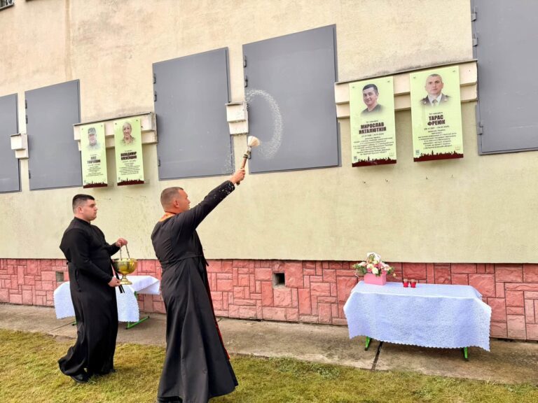 В Опришівцях на фасаді ліцею відкрили анотаційні дошки п’ятьом полеглим Героям (ФОТО)