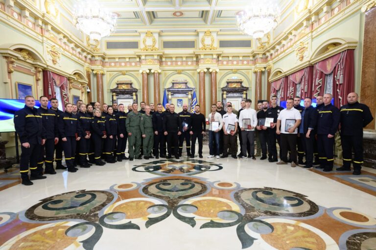 Троє прикарпатців отримали відзнаки «Герой-рятувальник року» за порятунок чотирьох дітей з-під криги у Коломиї (ФОТО)