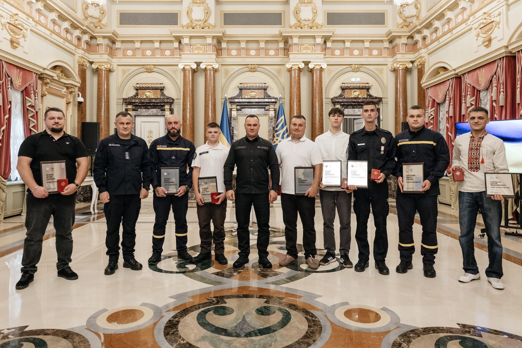 Троє прикарпатців отримали відзнаки «Герой-рятувальник року» за порятунок чотирьох дітей з-під криги у Коломиї (ФОТО)
