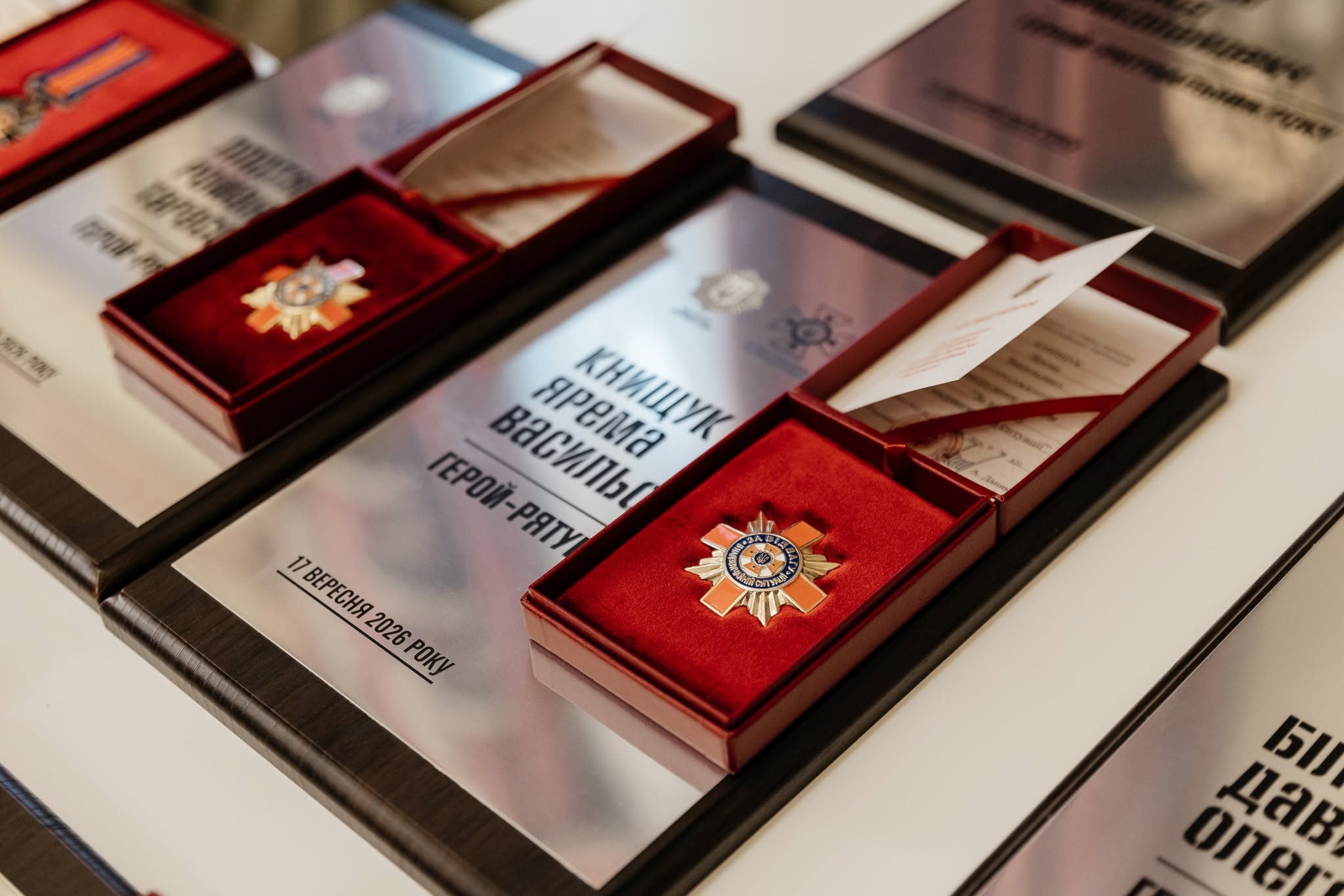 Троє прикарпатців отримали відзнаки «Герой-рятувальник року» за порятунок чотирьох дітей з-під криги у Коломиї (ФОТО)