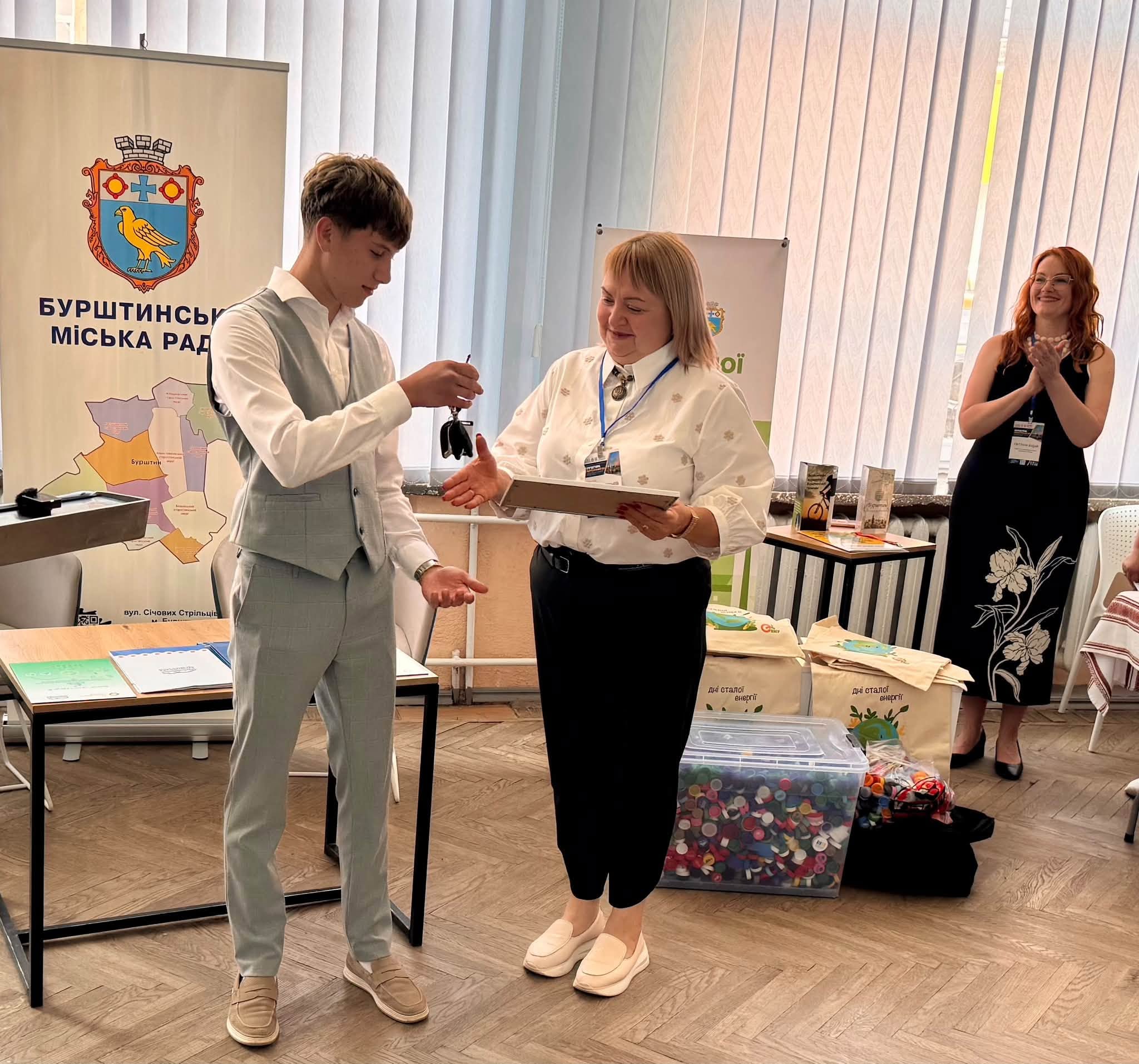 "Дозволить впроваджувати сучасні екологічні рішення": Бурштинській громаді передали електромобіль (ФОТО)