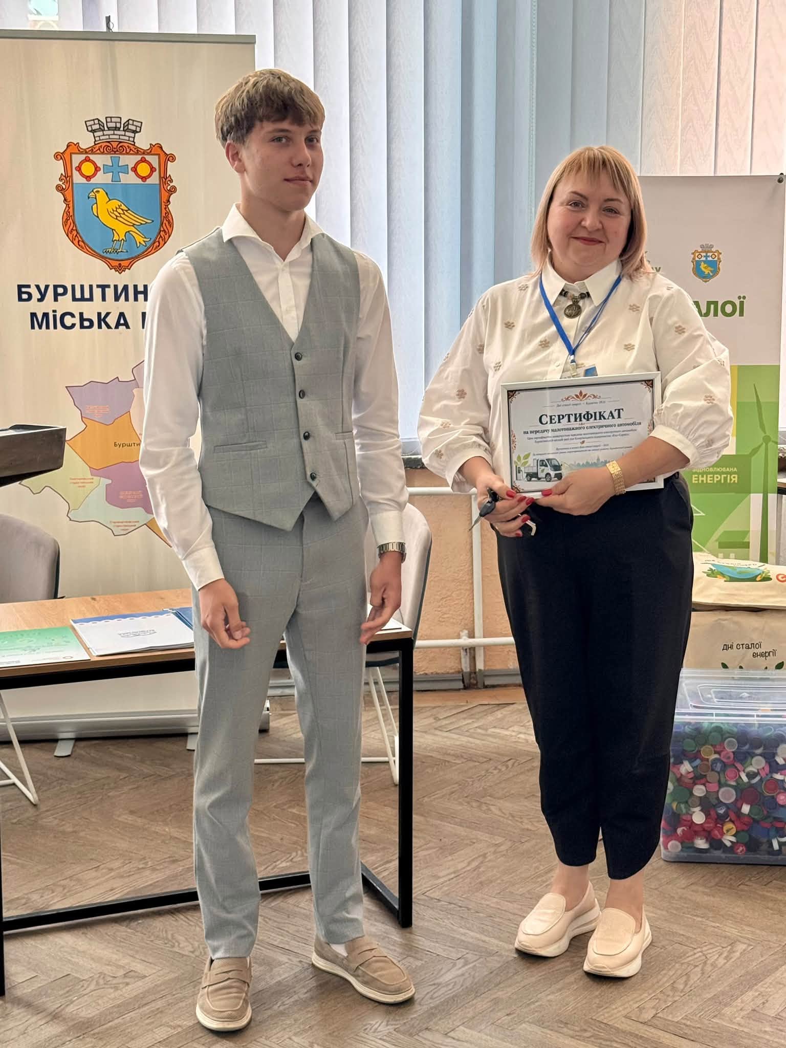 "Дозволить впроваджувати сучасні екологічні рішення": Бурштинській громаді передали електромобіль (ФОТО)