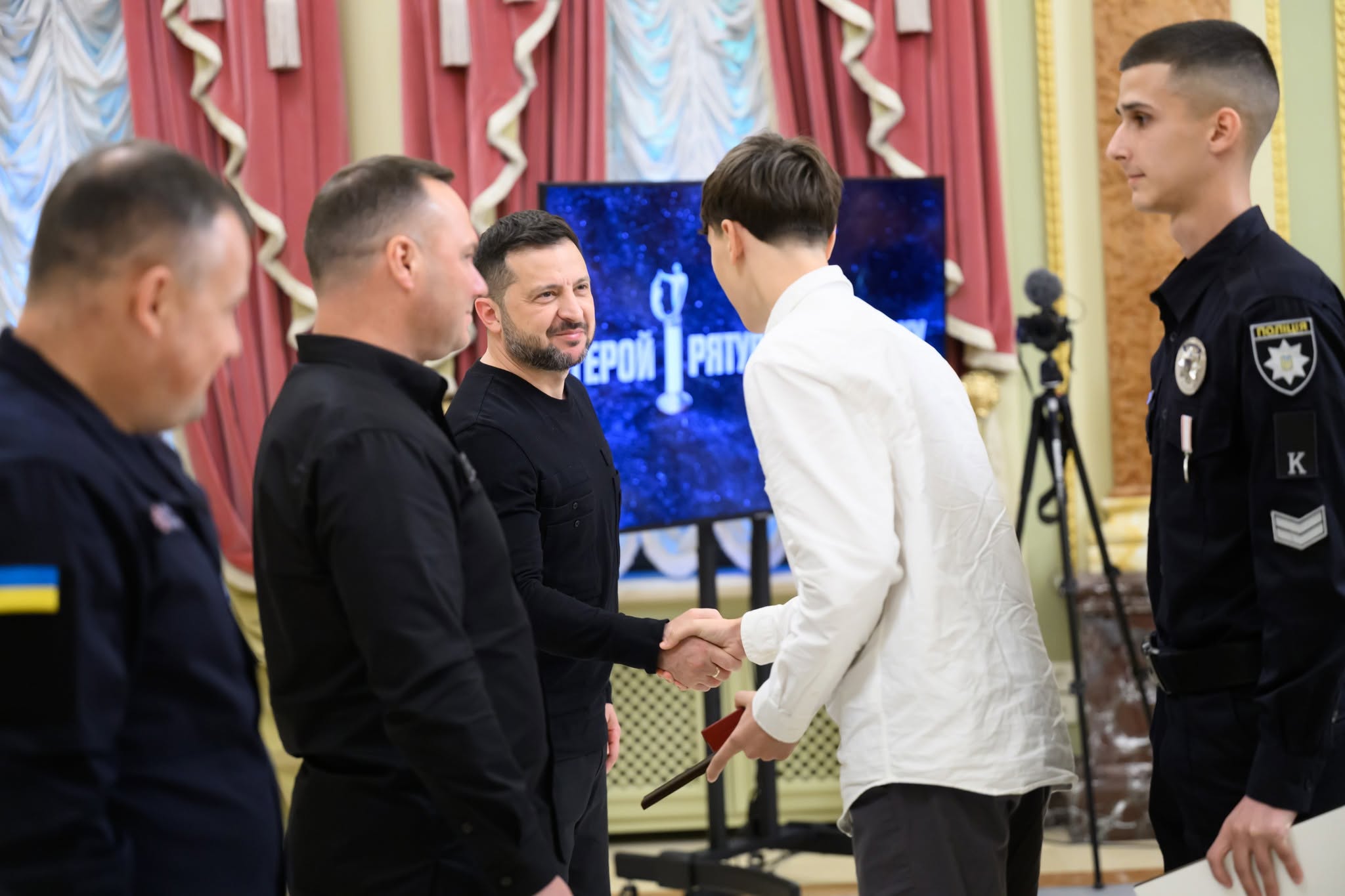 Троє прикарпатців отримали відзнаки «Герой-рятувальник року» за порятунок чотирьох дітей з-під криги у Коломиї (ФОТО)