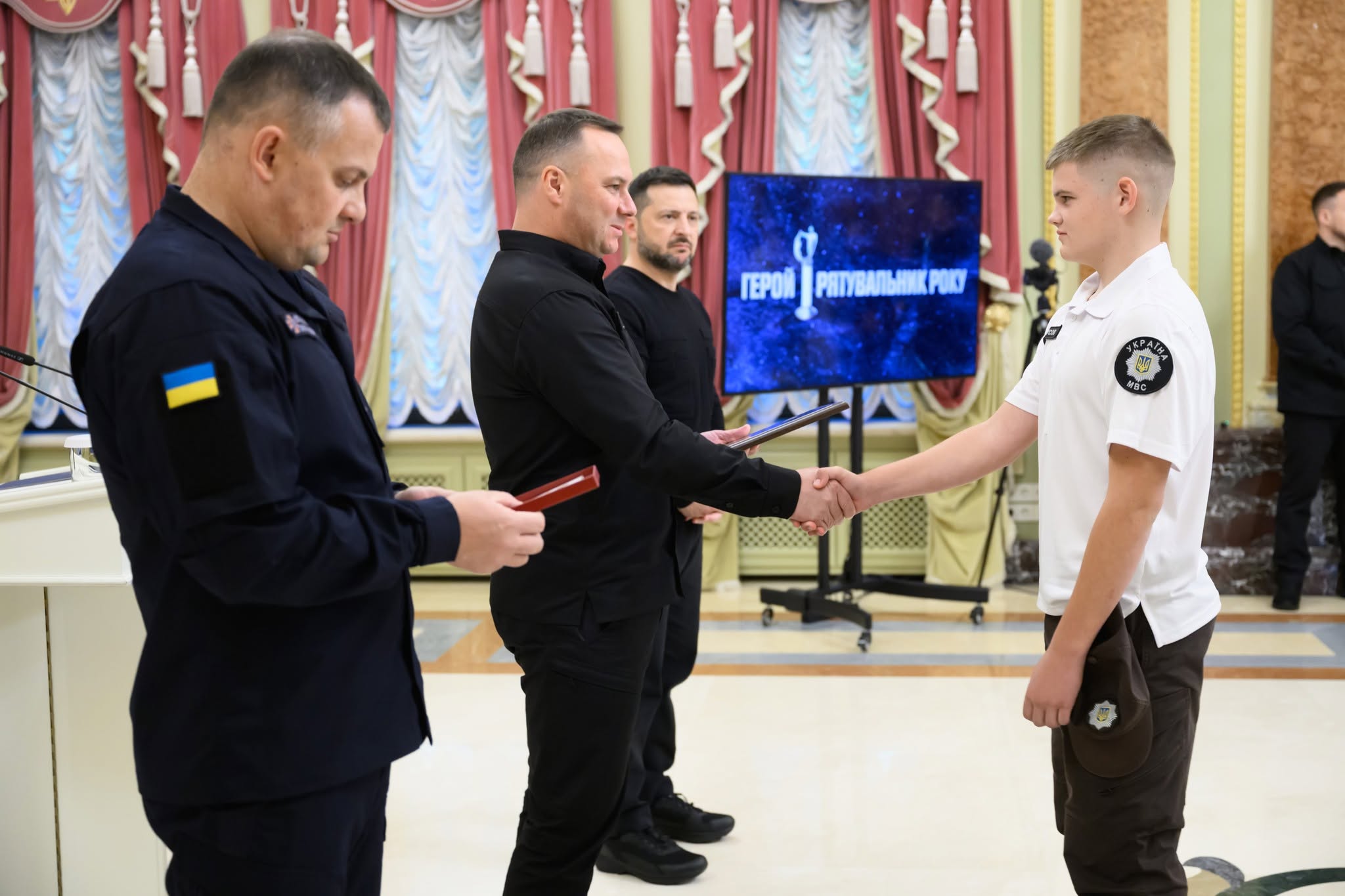 Троє прикарпатців отримали відзнаки «Герой-рятувальник року» за порятунок чотирьох дітей з-під криги у Коломиї (ФОТО)