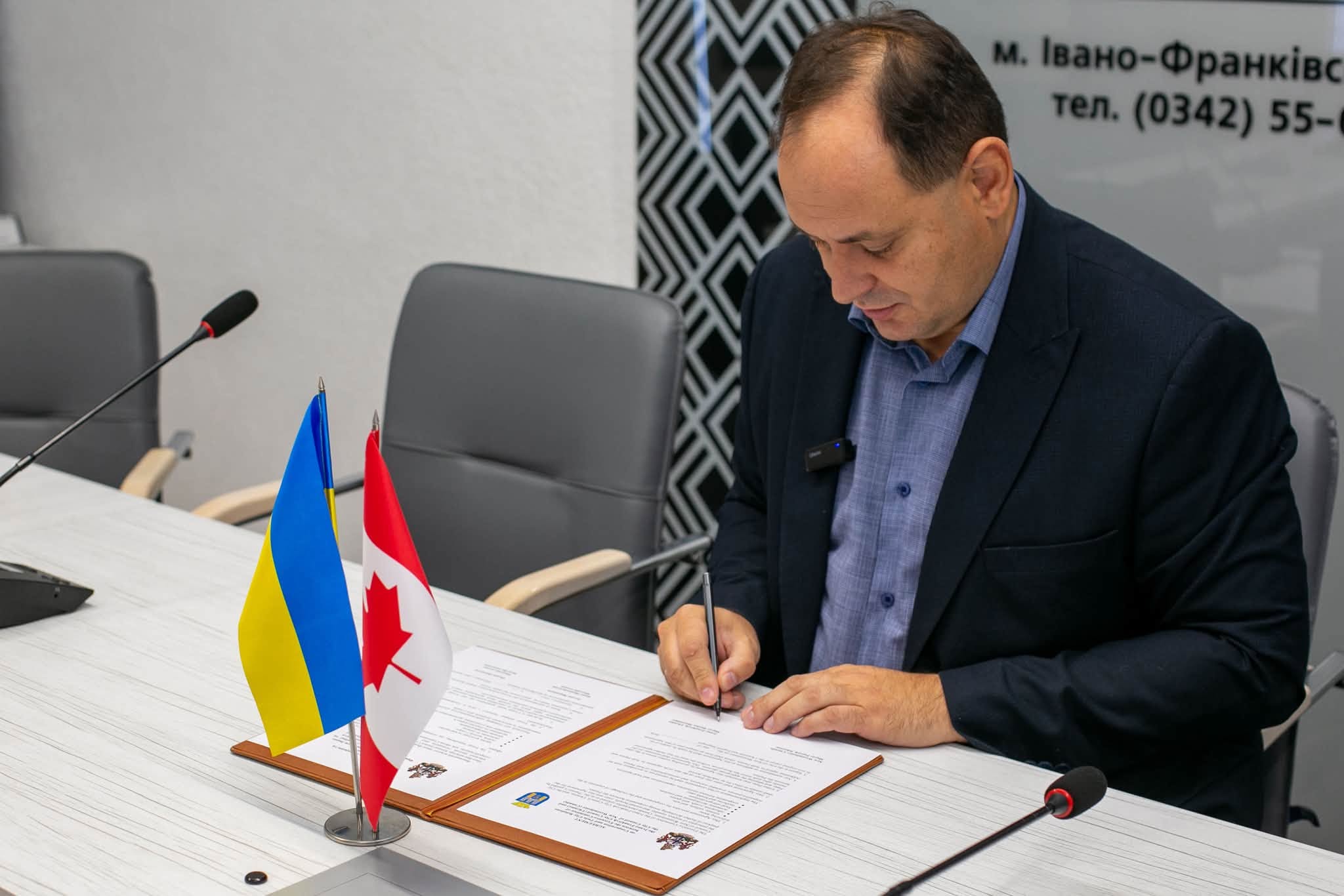Івано-Франківськ підписав угоду про партнерство з містом у Канаді