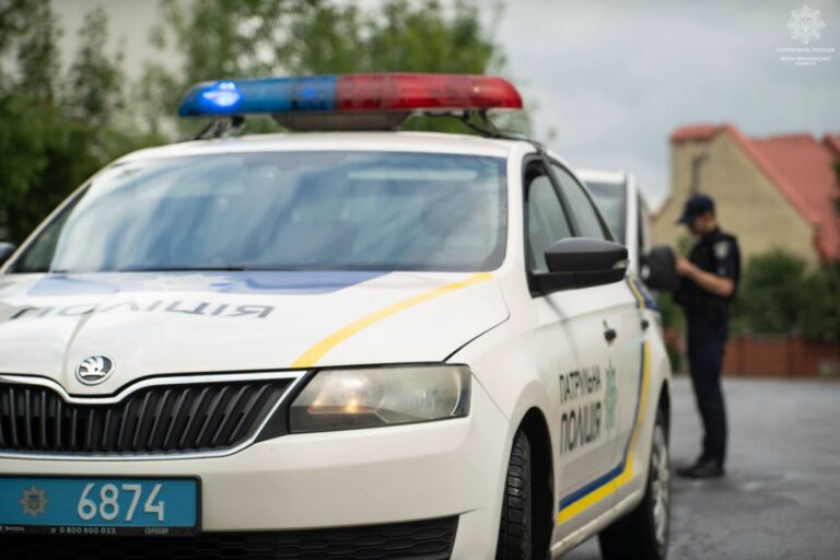 Jeep протаранив авто і дерева у Франківську: водій відмовився від огляду на сп’яніння