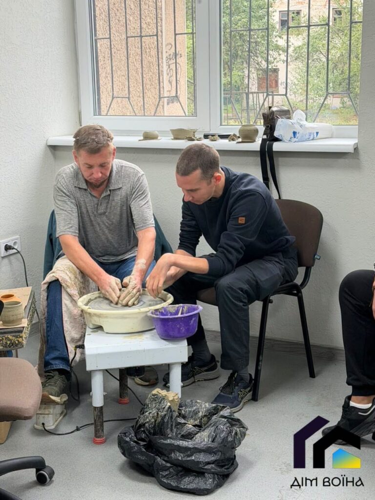 У Франківську ветеран війни провів майстер-клас із гончарства для захисників та їхніх родин (ФОТО)