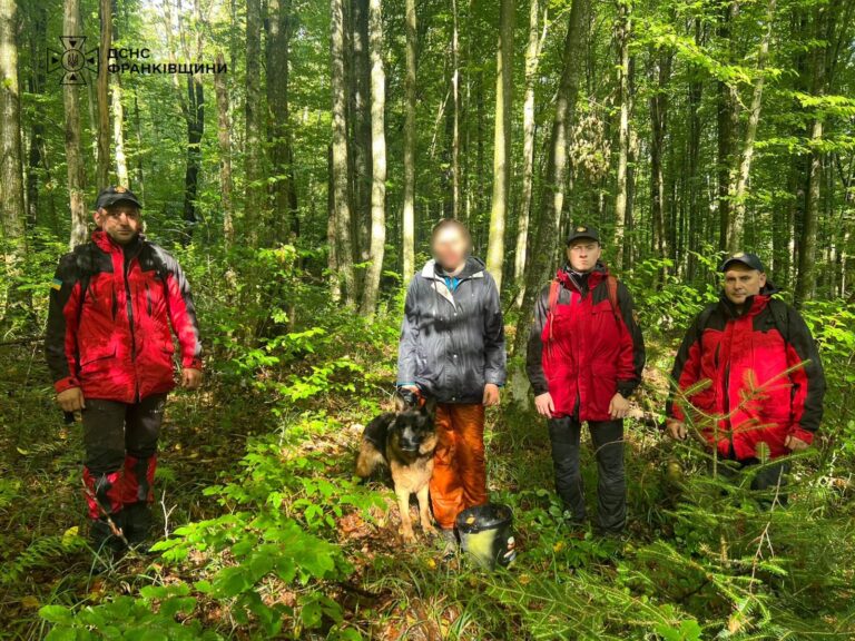 Грибниця заблукала, туристка травмувала ногу: на Прикарпатті за день рятували двох жінок (ФОТО)
