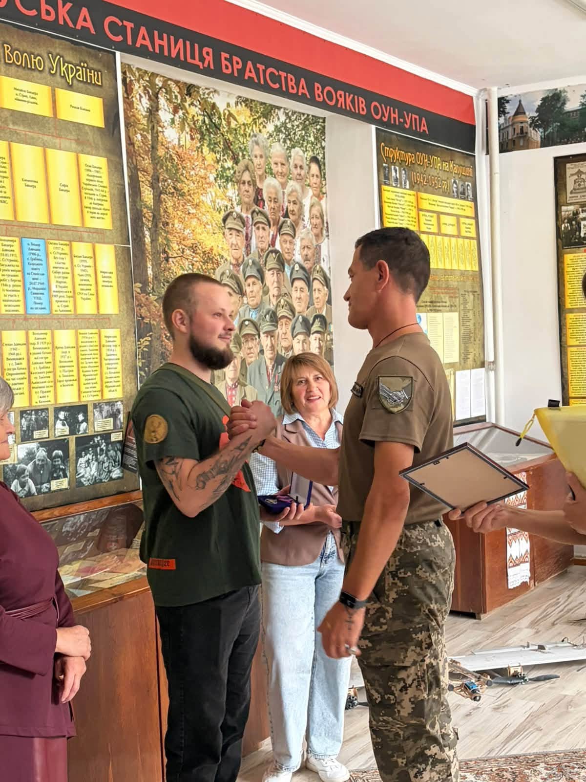 У Калуші звільненому з полону військовому Андрію Бінику вручили відзнаку “За незламність” (ФОТО)