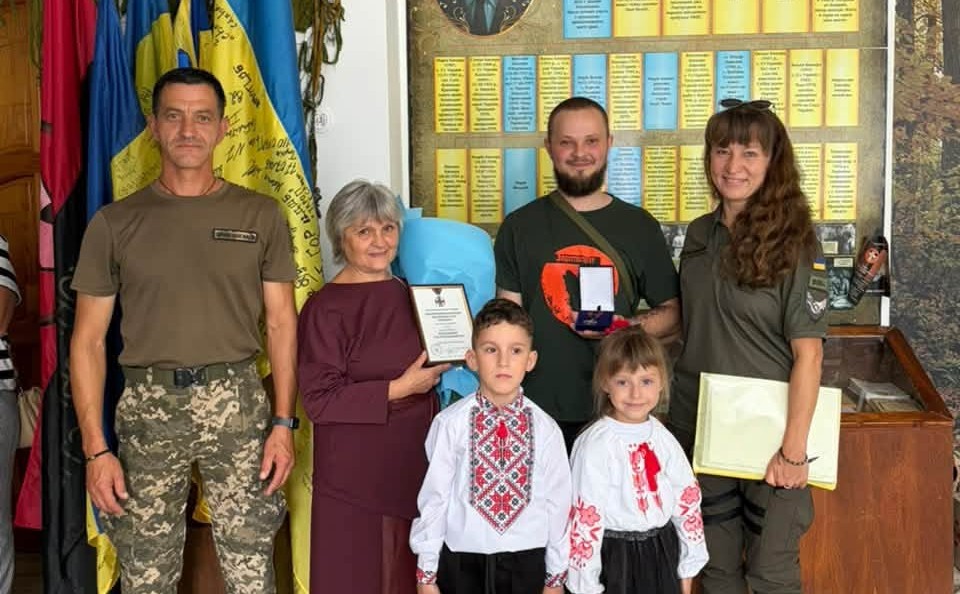 У Калуші звільненому з полону військовому Андрію Бінику вручили відзнаку “За незламність” (ФОТО)