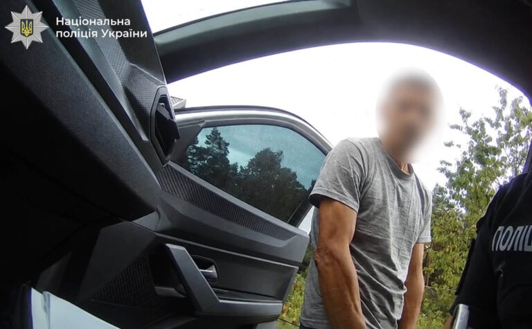 У Делятині п’яний водій на автівці у розшуку намагався дати поліціянтам 4 тисячі гривень (ФОТО)