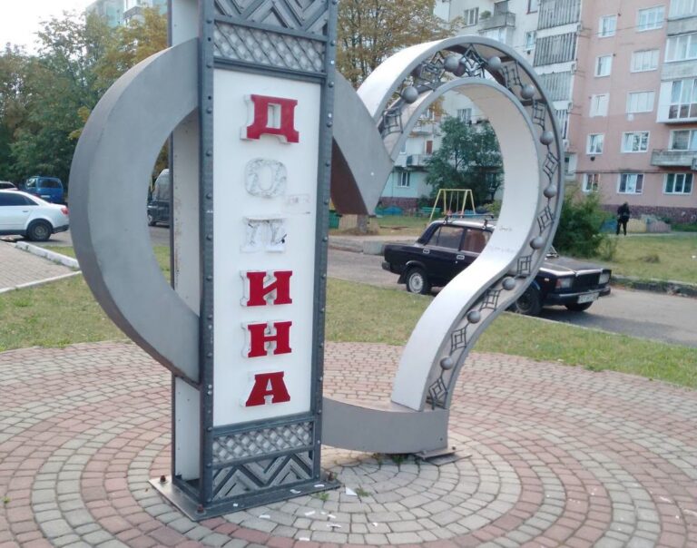 У Долині пошкодили міську інсталяцію, інформаційні стенди та лавку із зарядною станцією (ФОТО)