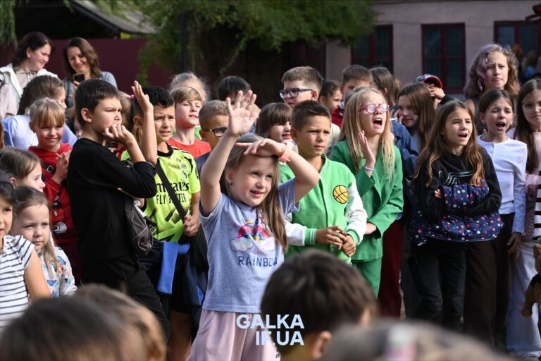 Мікрогрін, бджоли й компост: у Франківську сотню дітей вчили екозвичок на практиці (ФОТО)