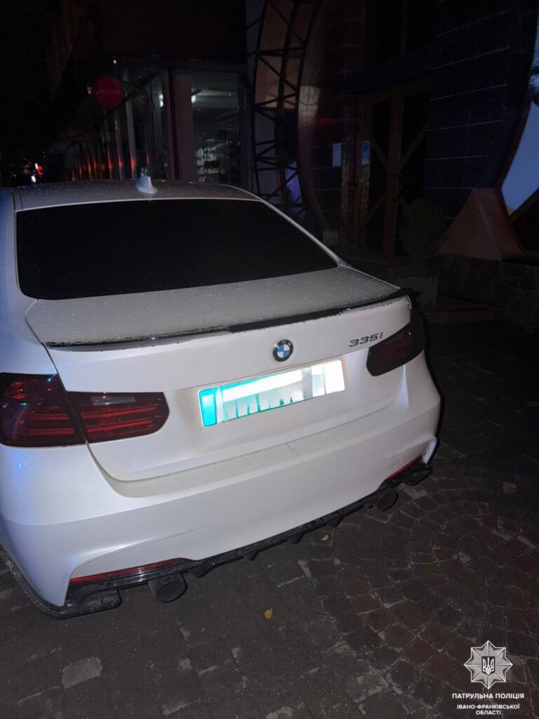 Їхав на BMW тротуаром із 1,2 проміле алкоголю та без посвідчення: у Франківську зупинили юного водія (ФОТОФАКТ)