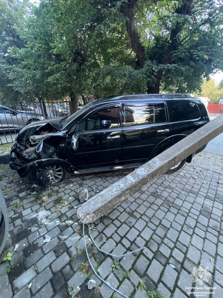 У Франківську пʼяний 21-річний водій Mitsubishi «зніс» електроопору (ФОТОФАКТ)