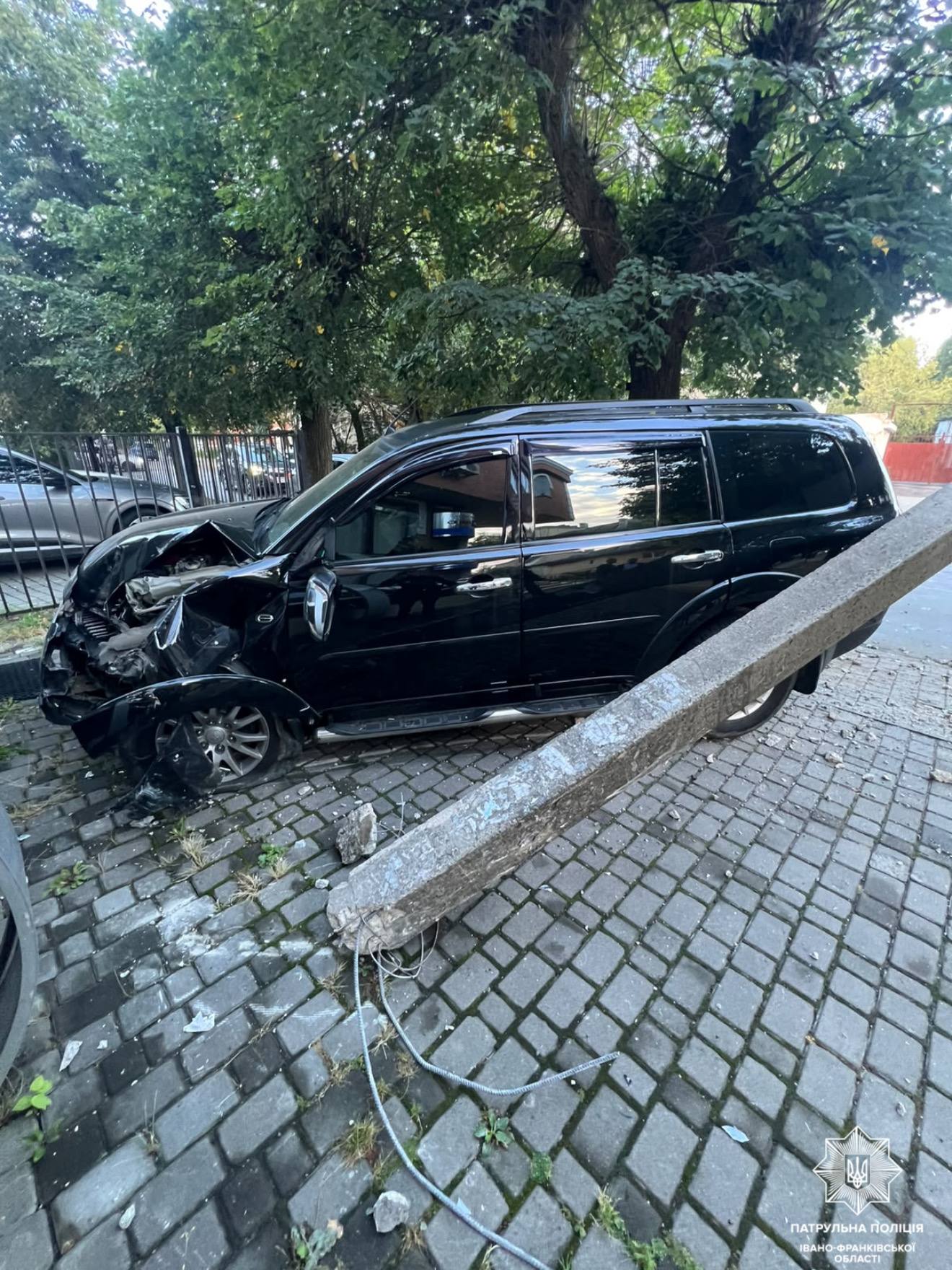 У Франківську пʼяний 21-річний водій Mitsubishi «зніс» електроопору (ФОТОФАКТ)