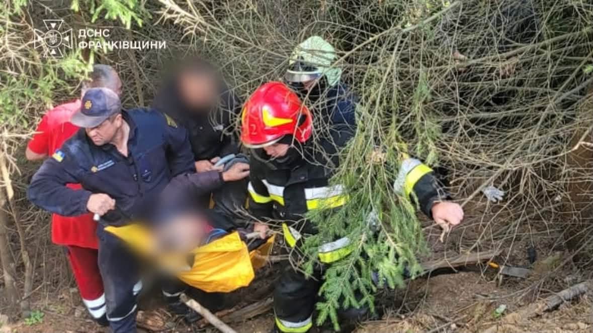 На Верховинщині автівка з’їхала у кювет і врізався в дерево (ФОТО)