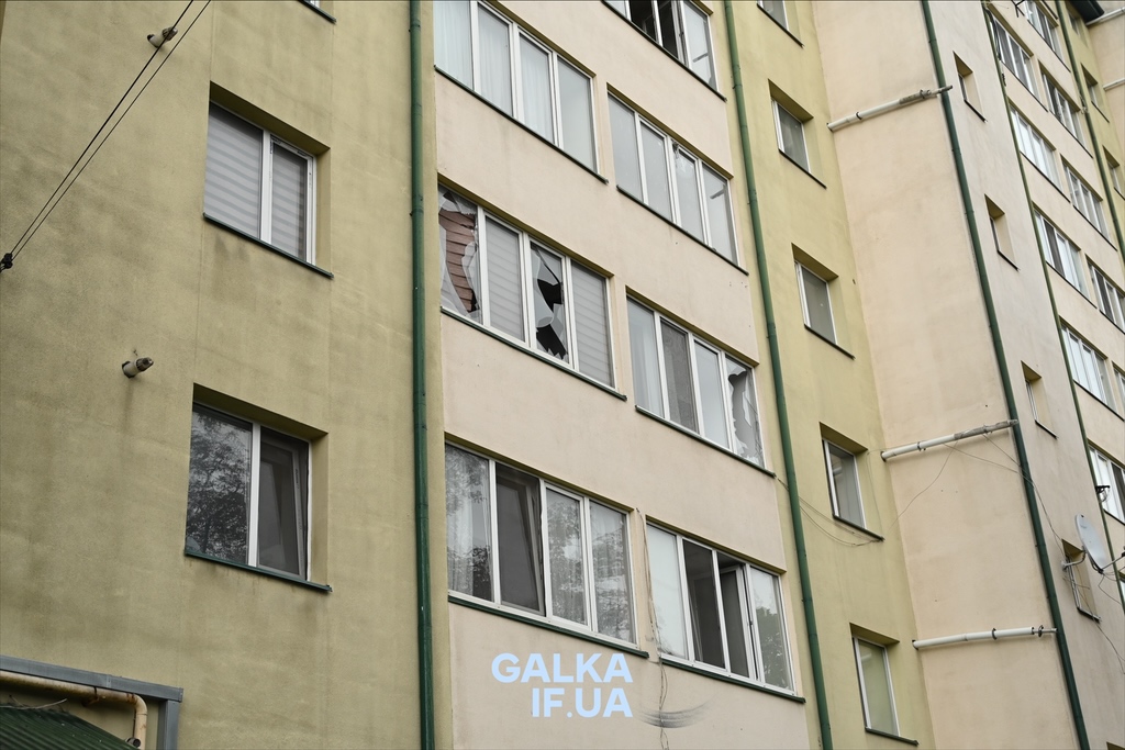 “Ми переїхали вчора, а сьогодні вранці почуваємось уже як вдома”: соцмережі про обстріл Франківська