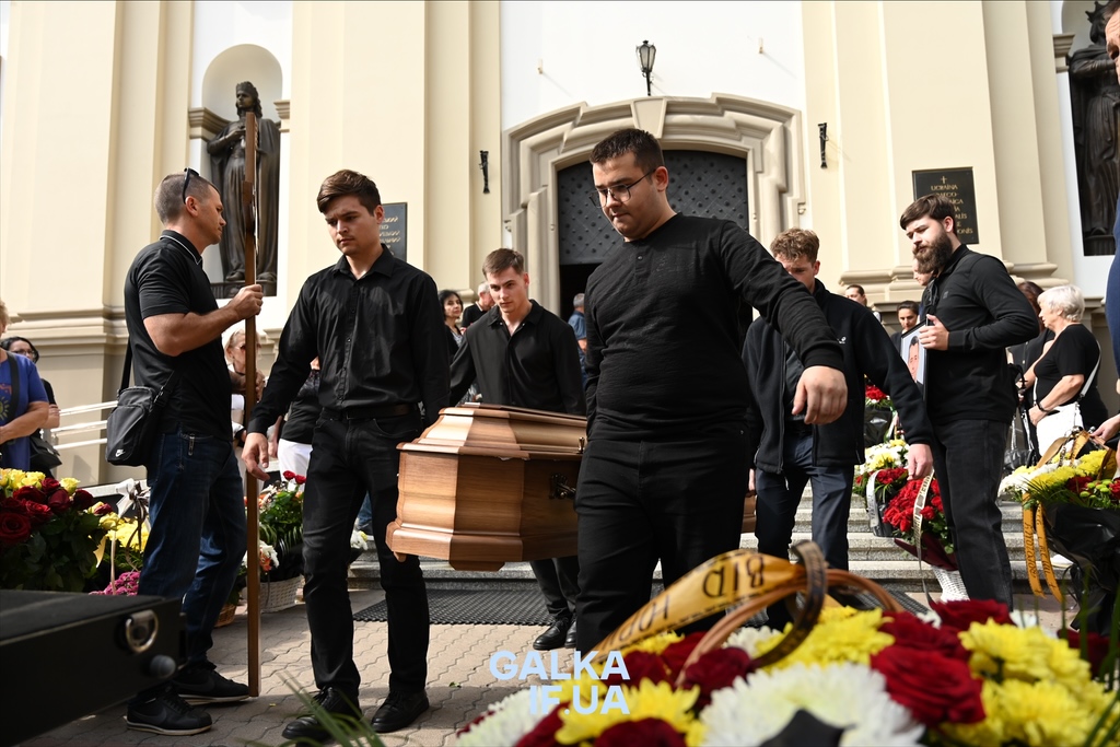 Під Led Zeppelin: франківці провели в останню путь ексмера Віктора Анушкевичуса (ФОТО)