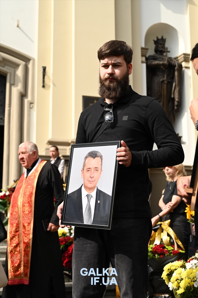 Під Led Zeppelin: франківці провели в останню путь ексмера Віктора Анушкевичуса (ФОТО)
