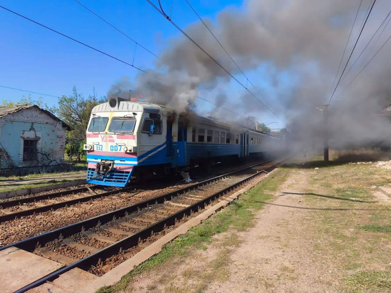 На Харківщині росіяни атакували приміський поїзд: двоє пасажирів зазнали тяжких поранень