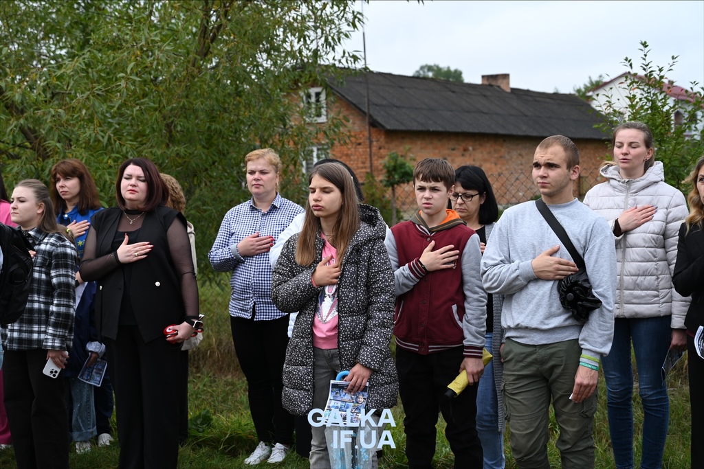 «Перемога життя над руїнами»: у Лисці відкрили мурал, який два місяці створювали разом із військовими (ФОТО)