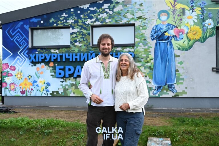 «Перемога життя над руїнами»: у Лисці відкрили мурал, який два місяці створювали разом із військовими (ФОТО)