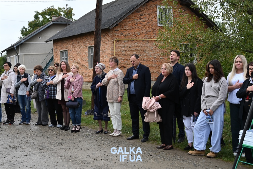 «Перемога життя над руїнами»: у Лисці відкрили мурал, який два місяці створювали разом із військовими (ФОТО)