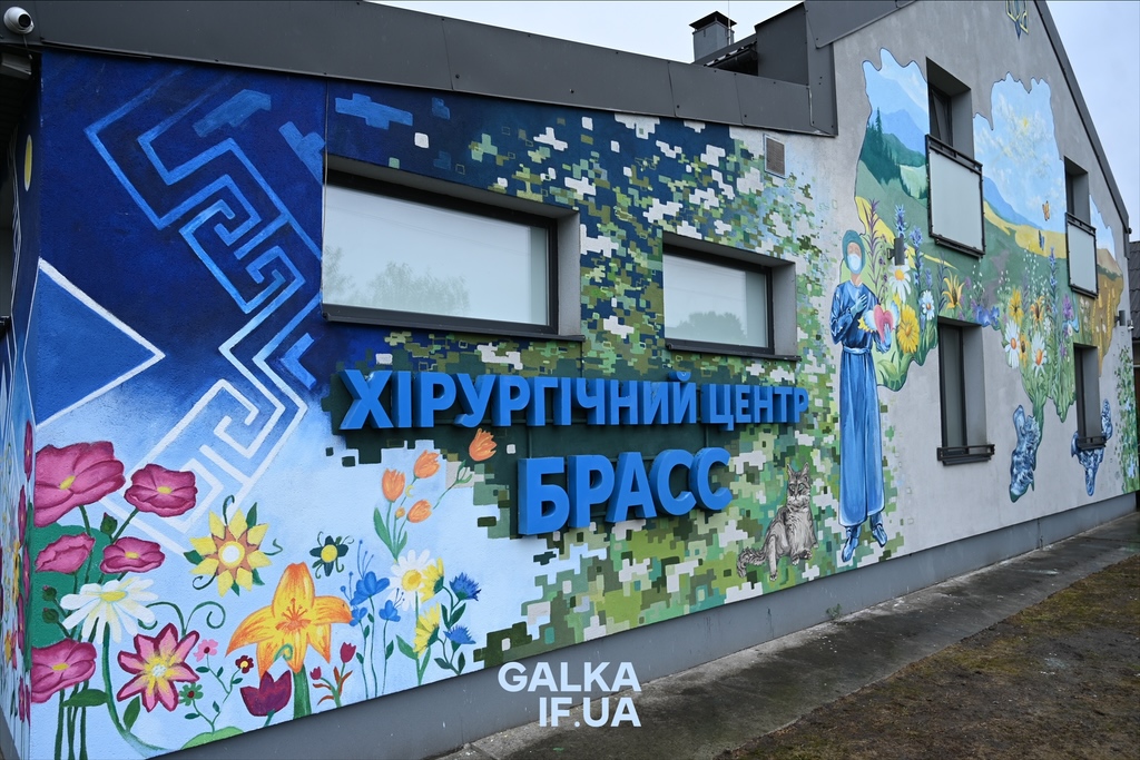 «Перемога життя над руїнами»: у Лисці відкрили мурал, який два місяці створювали разом із військовими (ФОТО)