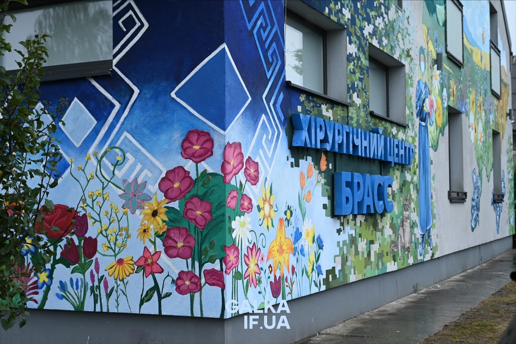 «Перемога життя над руїнами»: у Лисці відкрили мурал, який два місяці створювали разом із військовими (ФОТО)