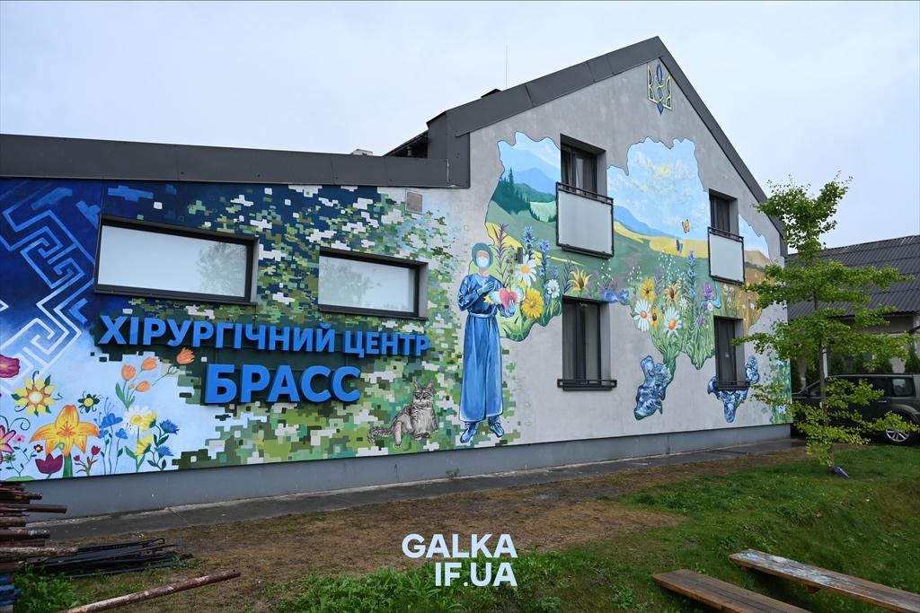 «Перемога життя над руїнами»: у Лисці відкрили мурал, який два місяці створювали разом із військовими (ФОТО)