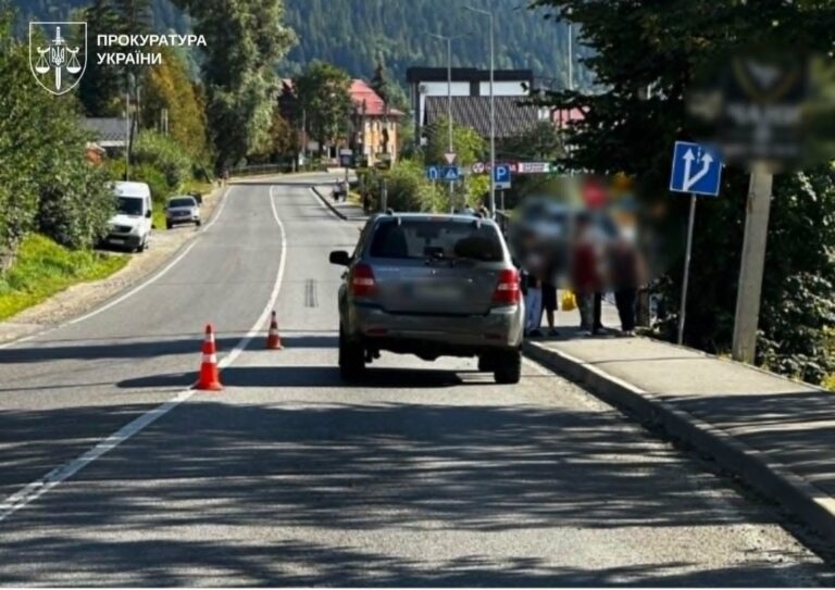 Від удару дітей відкинуло у кювет: деталі ДТП у Микуличині (ФОТО)