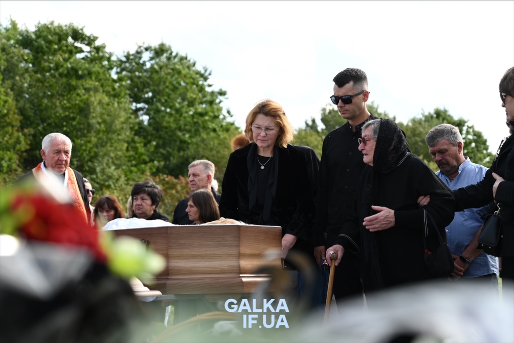 Під Led Zeppelin: франківці провели в останню путь ексмера Віктора Анушкевичуса (ФОТО)