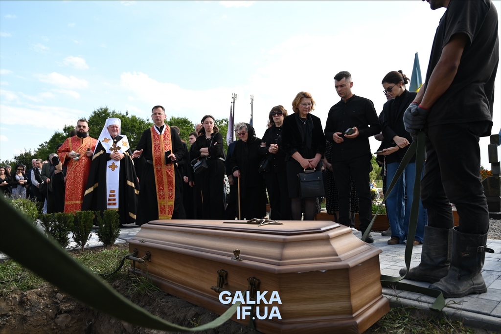 Під Led Zeppelin: франківці провели в останню путь ексмера Віктора Анушкевичуса (ФОТО)