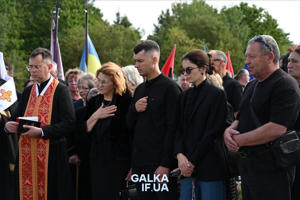 Під Led Zeppelin: франківці провели в останню путь ексмера Віктора Анушкевичуса (ФОТО)
