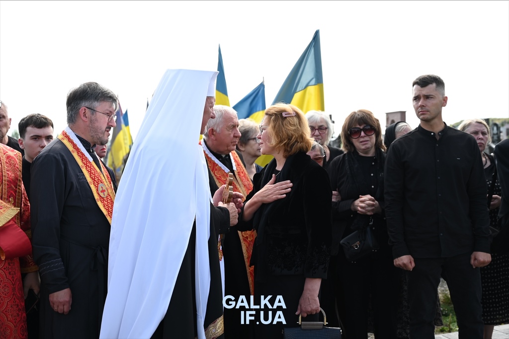 Під Led Zeppelin: франківці провели в останню путь ексмера Віктора Анушкевичуса (ФОТО)