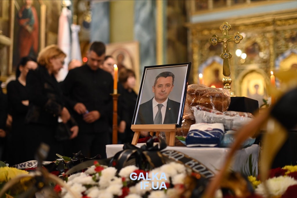 «Він став частиною історії нашого міста»: у Франківську прощаються з колишнім мером Віктором Анушкевичусом (ФОТО)