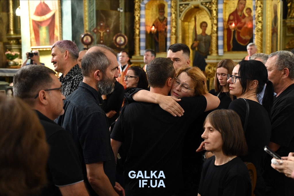 Під Led Zeppelin: франківці провели в останню путь ексмера Віктора Анушкевичуса (ФОТО)