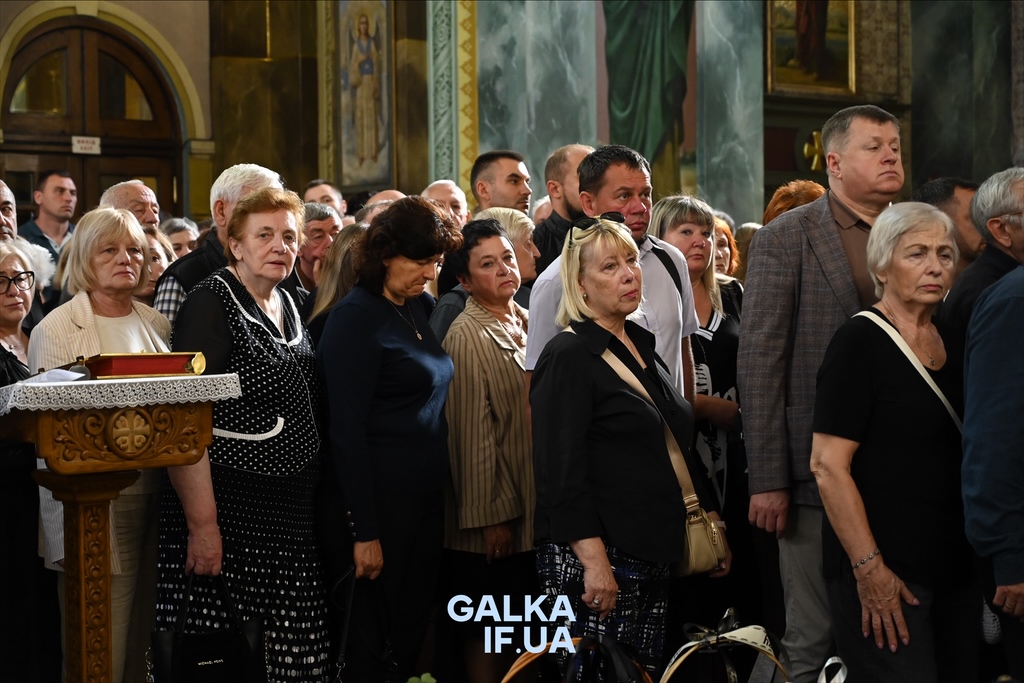 Під Led Zeppelin: франківці провели в останню путь ексмера Віктора Анушкевичуса (ФОТО)