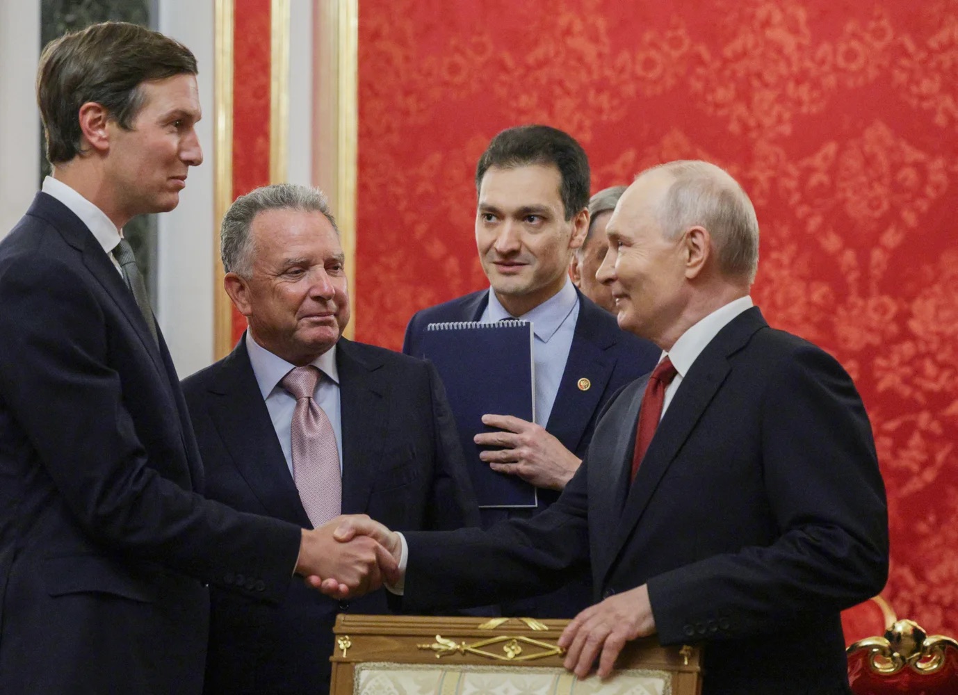 Віткофф і Кушнер зустрілися з путіним у кремлі. Переговори тривали понад три години (ФОТО)