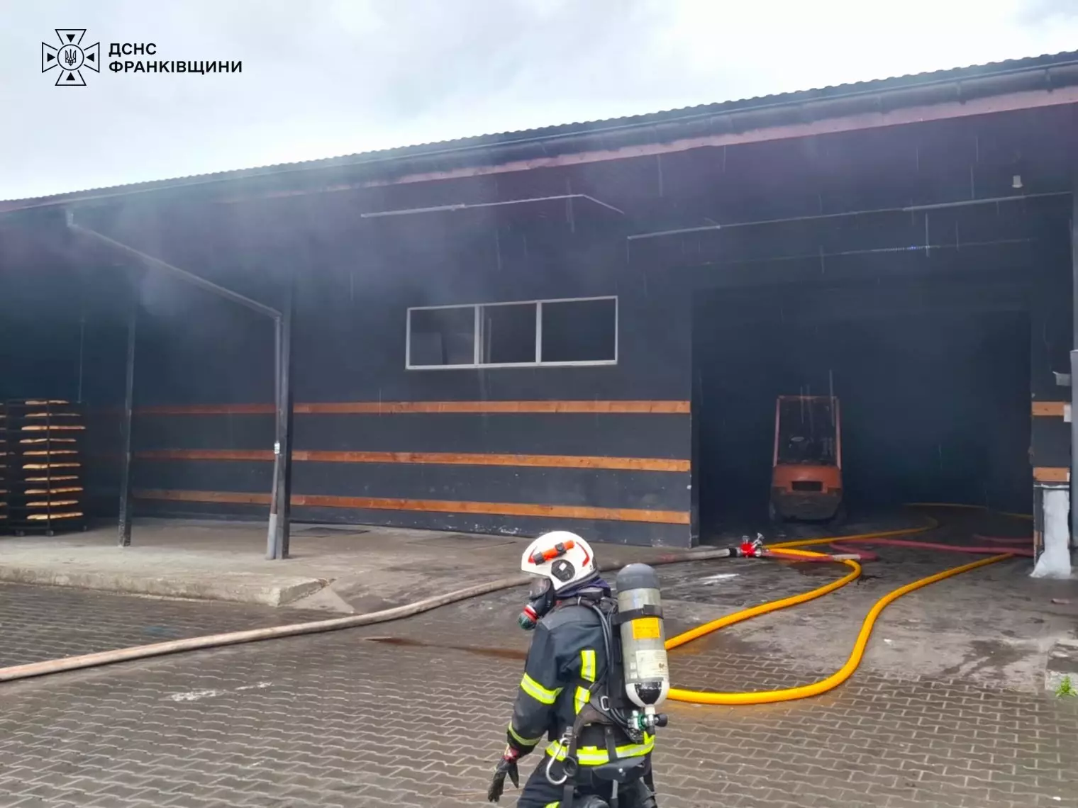 У Калуші горіло приватне підприємство: вогонь охопив близько 100 м² (ФОТО)