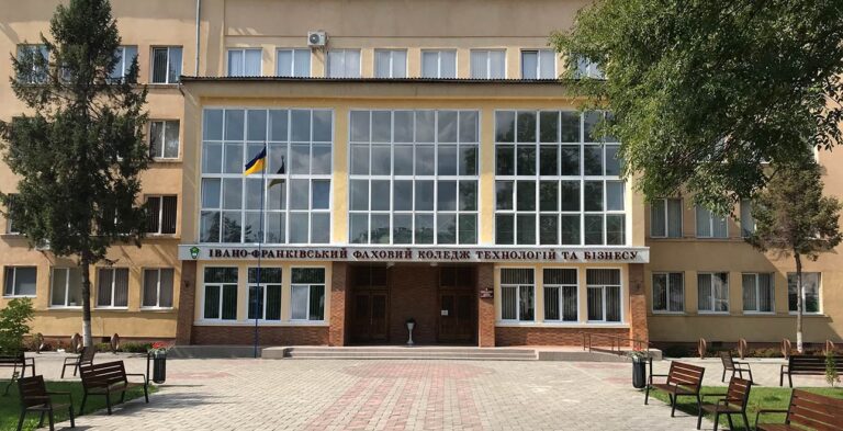 Щурі у дорожчому гуртожитку та непідвищені стипендії: що про ситуацію у франківському коледжі технологій та бізнесу кажуть в адміністрації