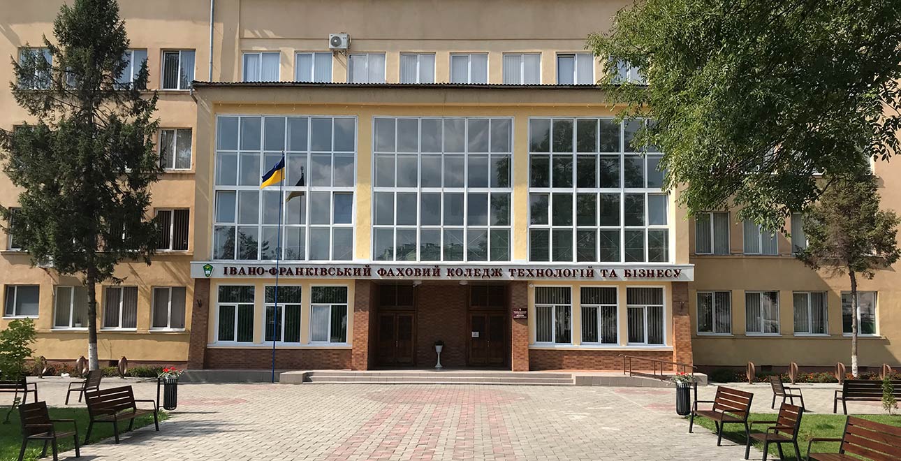 Щурі у дорожчому гуртожитку та непідвищені стипендії: що про ситуацію у франківському коледжі технологій та бізнесу кажуть в адміністрації